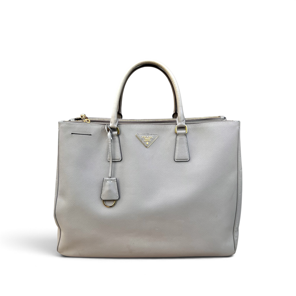 Borsa a mano shapemilano Prada in pelle Saffiano grigio tortora con logo triangolare dorato e doppi manici