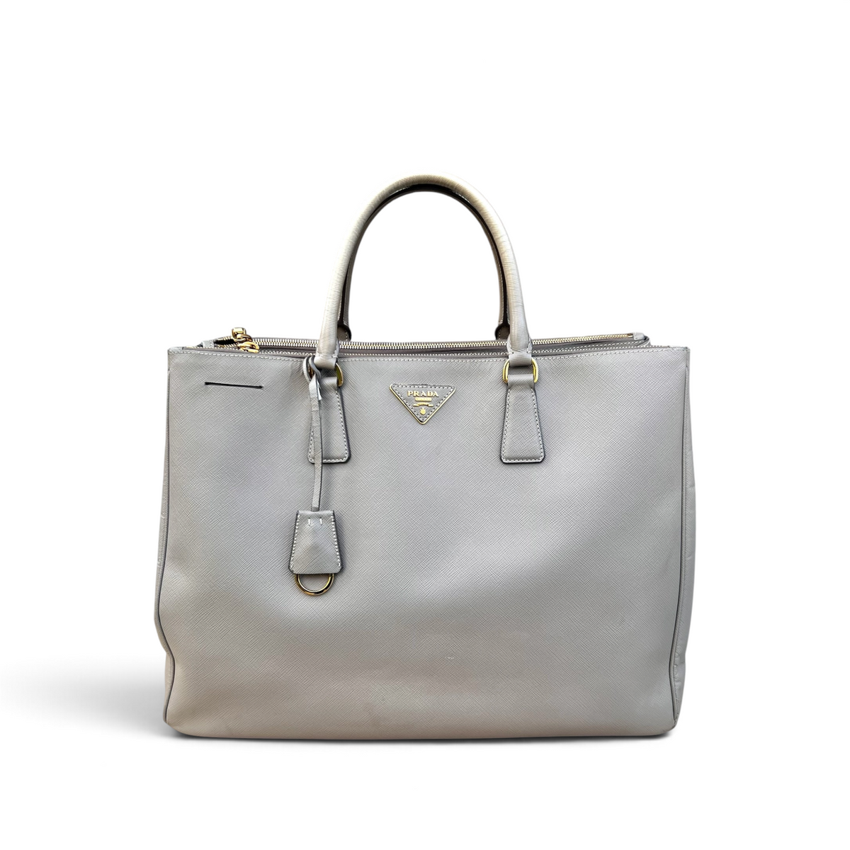 Borsa a mano shapemilano Prada in pelle Saffiano grigio tortora con logo triangolare dorato e doppi manici