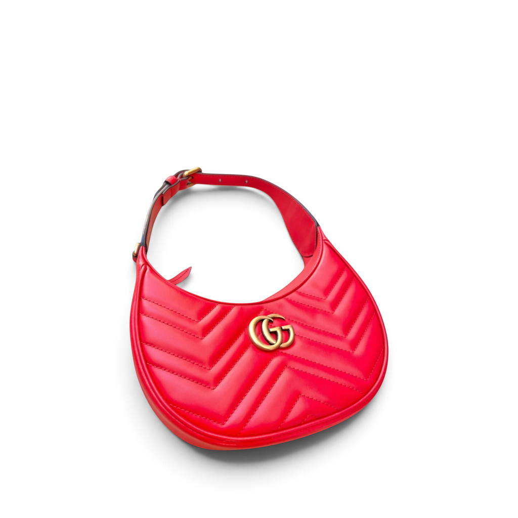 Borsa a spalla shapemilano GUCCI in pelle rossa matelassé chevron con logo dorato e silhouette a mezzaluna