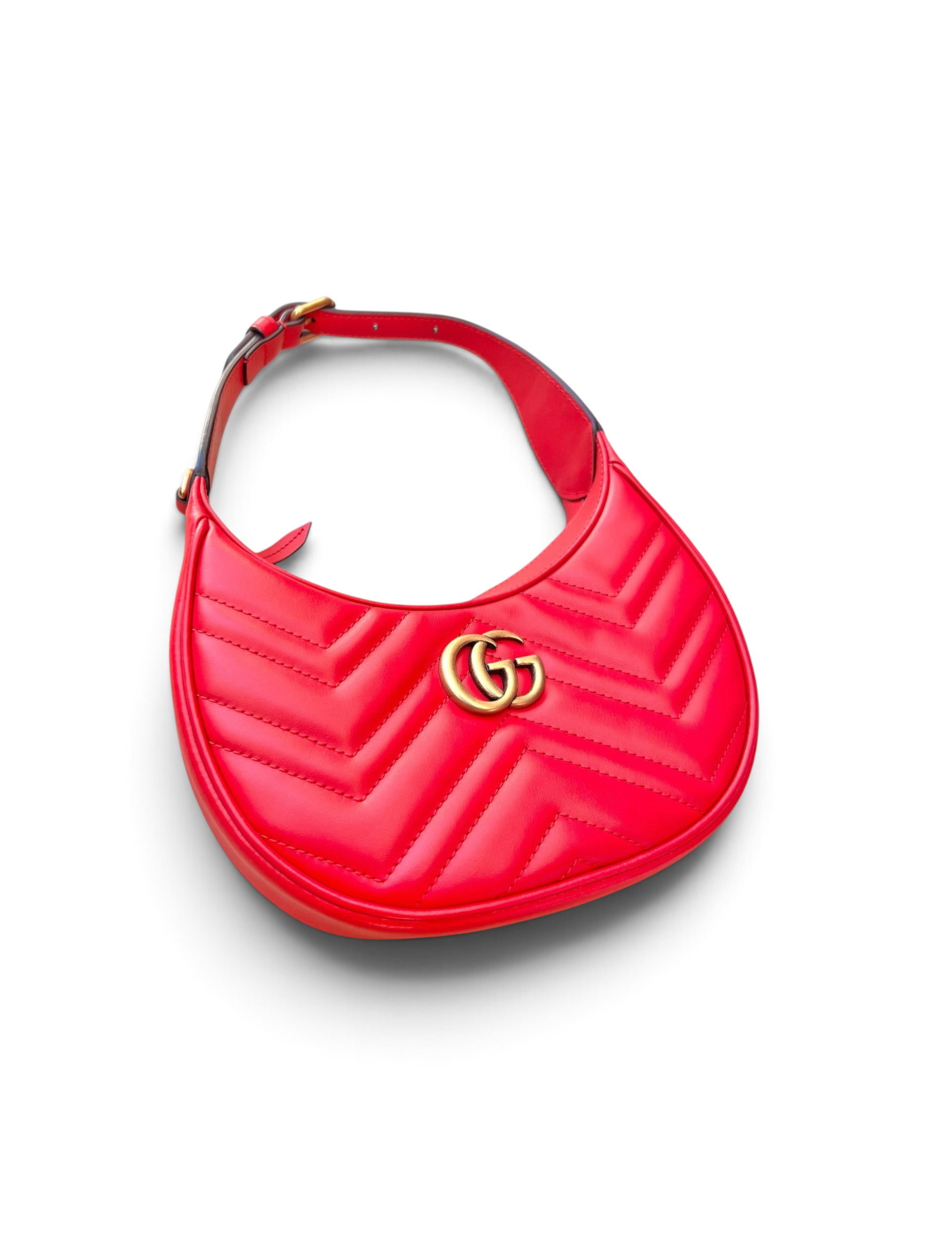 Borsa a spalla shapemilano GUCCI in pelle rossa matelassé chevron con logo dorato e silhouette a mezzaluna