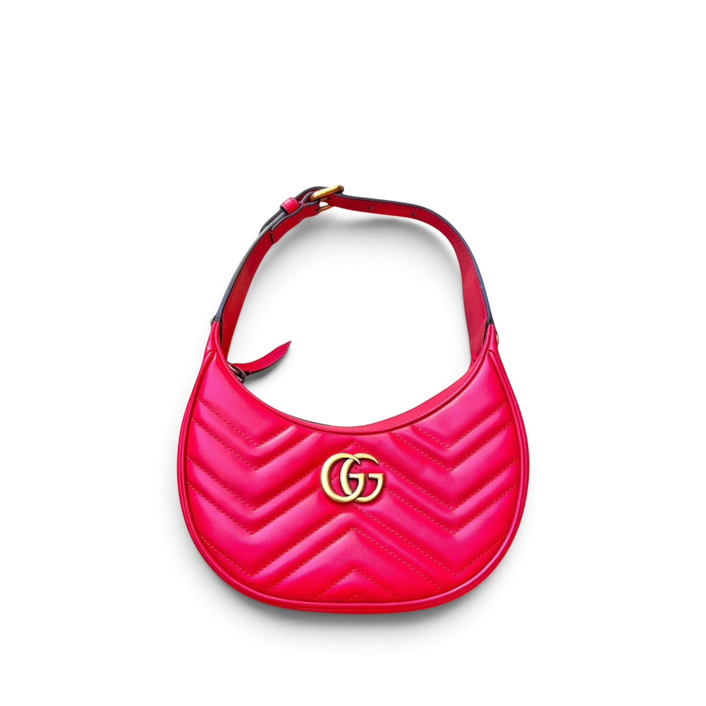 Borsa a spalla shapemilano GUCCI in pelle rossa matelassé chevron con logo dorato e silhouette a mezzaluna