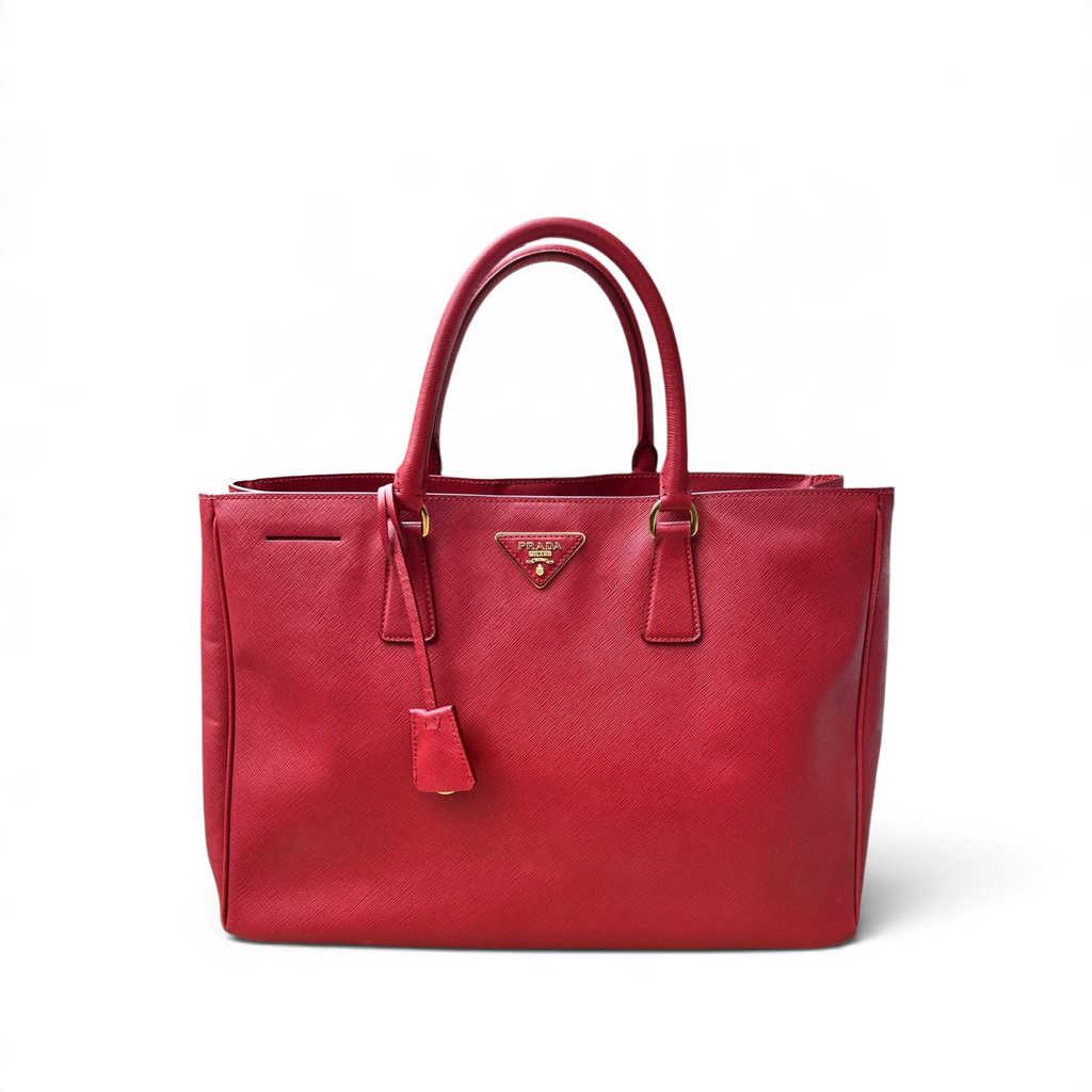 Borsa tote shapemilano Prada in pelle Saffiano rossa con logo triangolare dorato e doppi manici strutturati