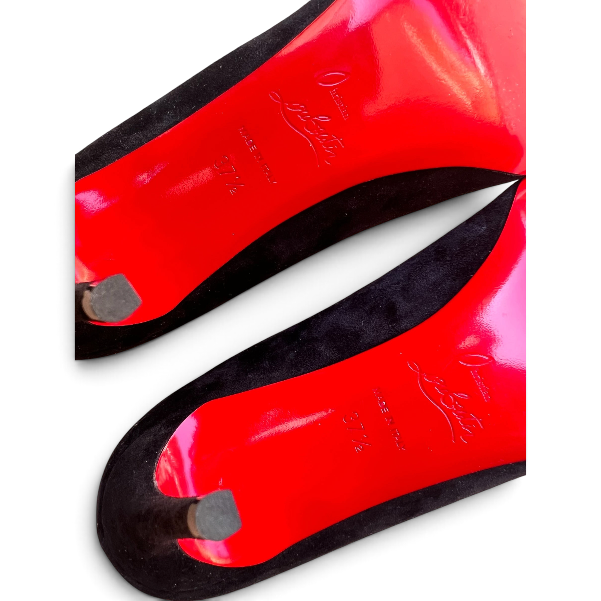 Suole rosse iconiche di décolleté Christian Louboutin in camoscio nero con tacco a stiletto, vendute da shapemilano