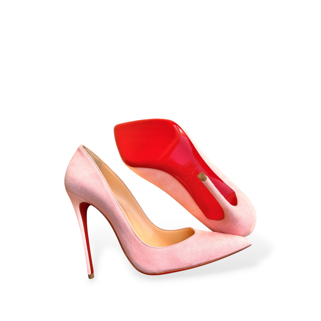 Décolleté Christian Louboutin in camoscio rosa pastello con tacco a stiletto e iconica suola rossa firmate shapemilano