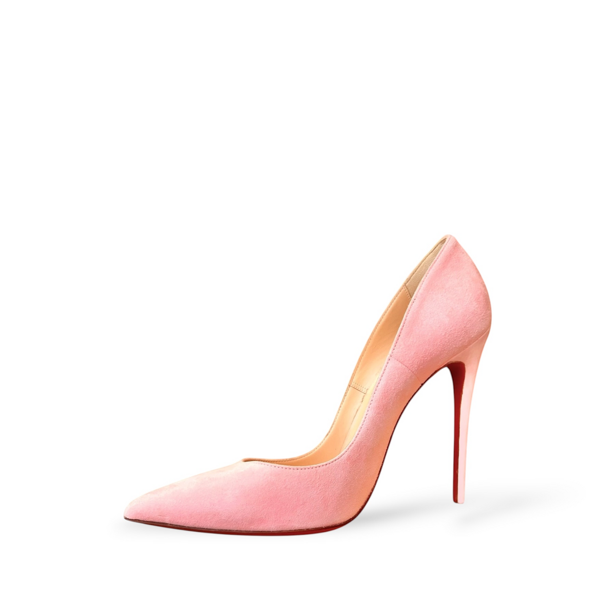 Décolleté Christian Louboutin shapemilano in camoscio rosa pastello con tacco a stiletto e iconica suola rossa.