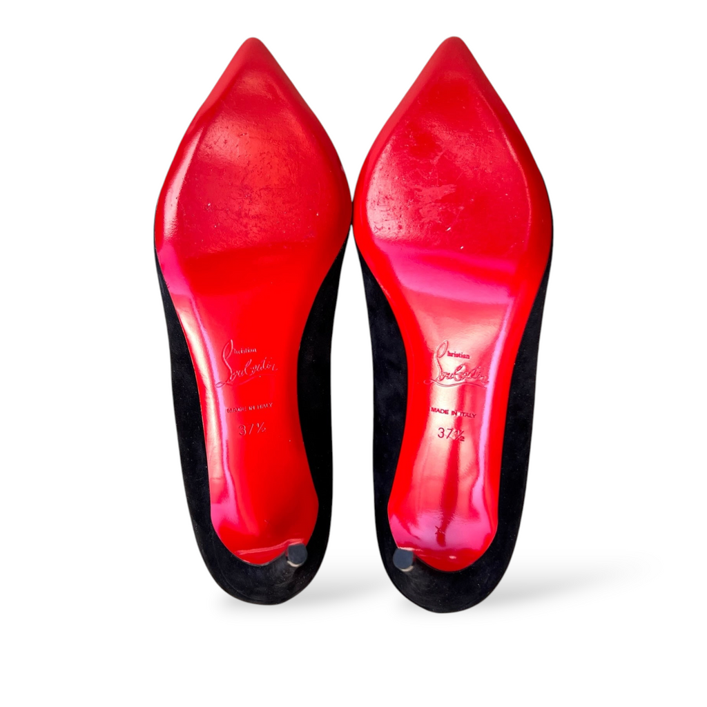 Suole rosse iconiche di décolleté Christian Louboutin in camoscio nero con tacco a stiletto, brand shapemilano