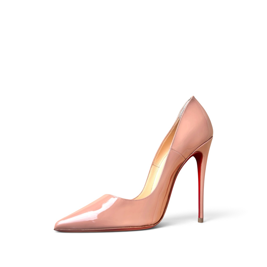 Décolleté Christian Louboutin shapemilano in vernice nude con punta sfilata, tacco a stiletto e iconica suola rossa.