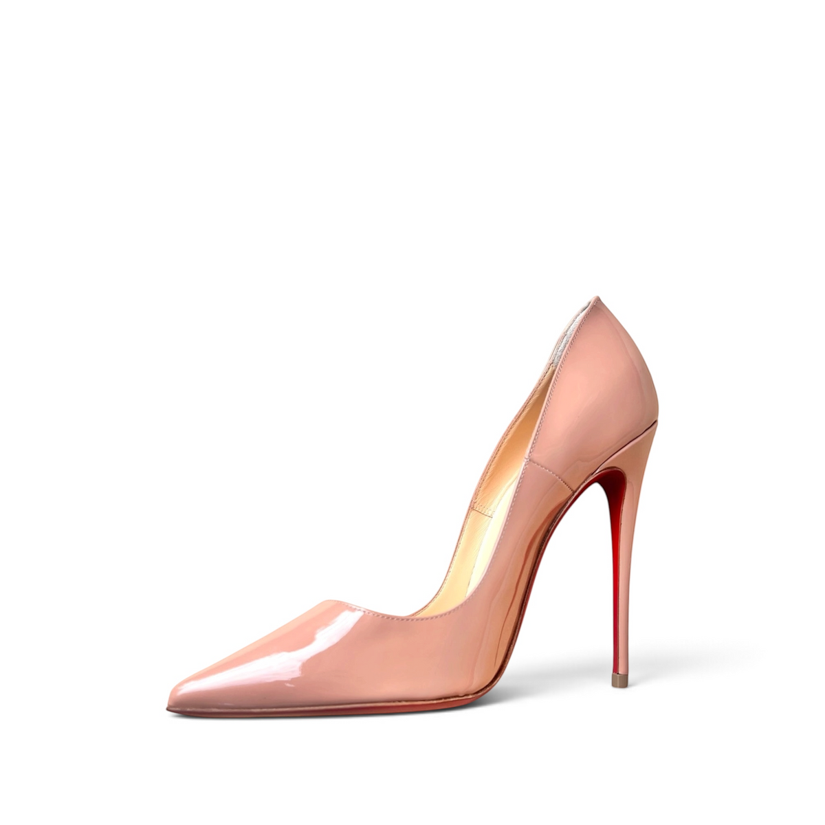 Décolleté Christian Louboutin shapemilano in vernice nude con punta sfilata, tacco a stiletto e iconica suola rossa.