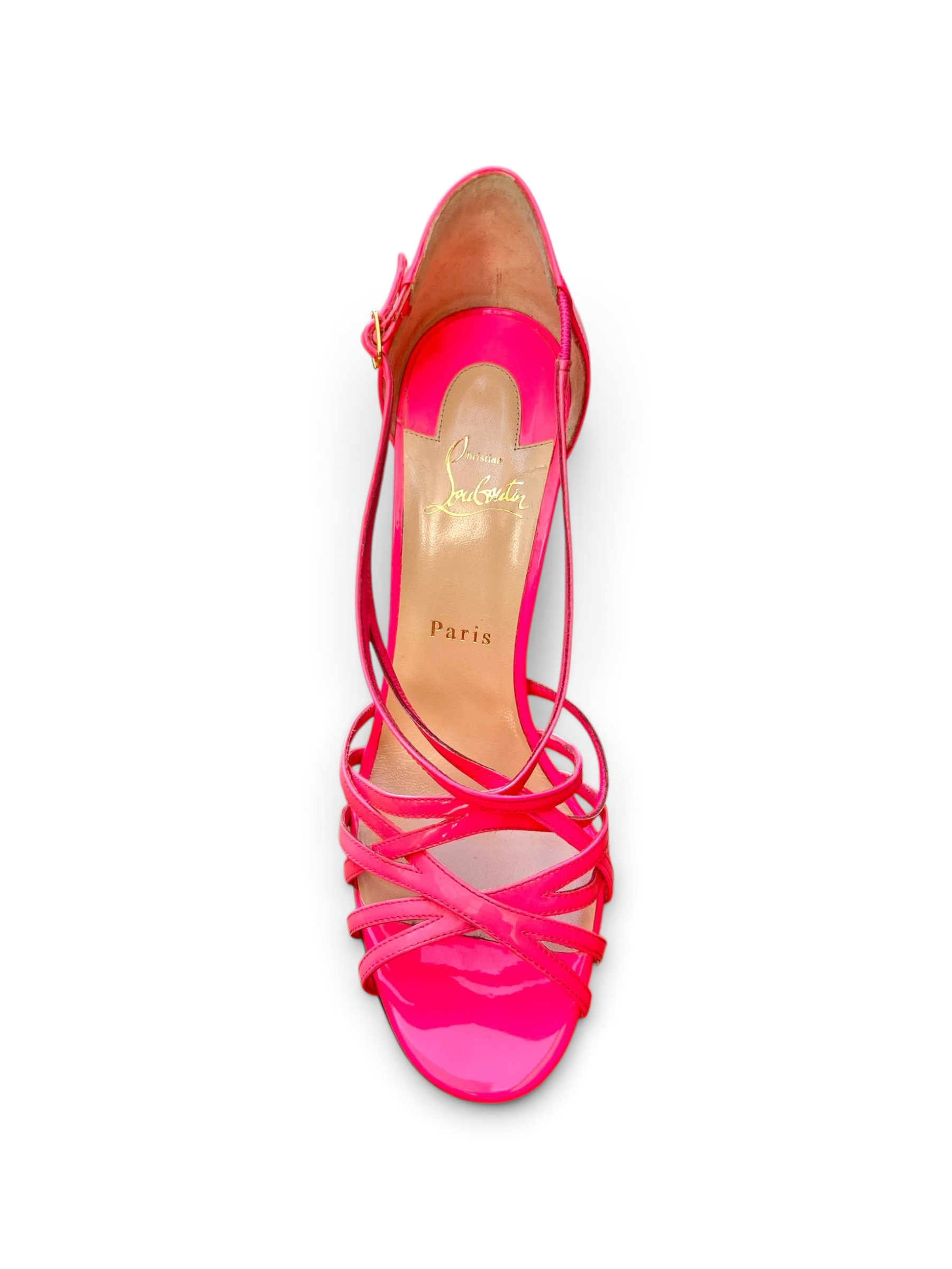 Sandali Christian Louboutin con listini intrecciati in vernice rosa neon, tacco a stiletto e suola rossa da shapemilano