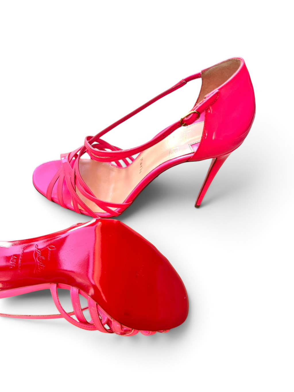 Sandali Christian Louboutin shapemilano in vernice rosa neon con listini intrecciati, tacco a stiletto e suola rossa