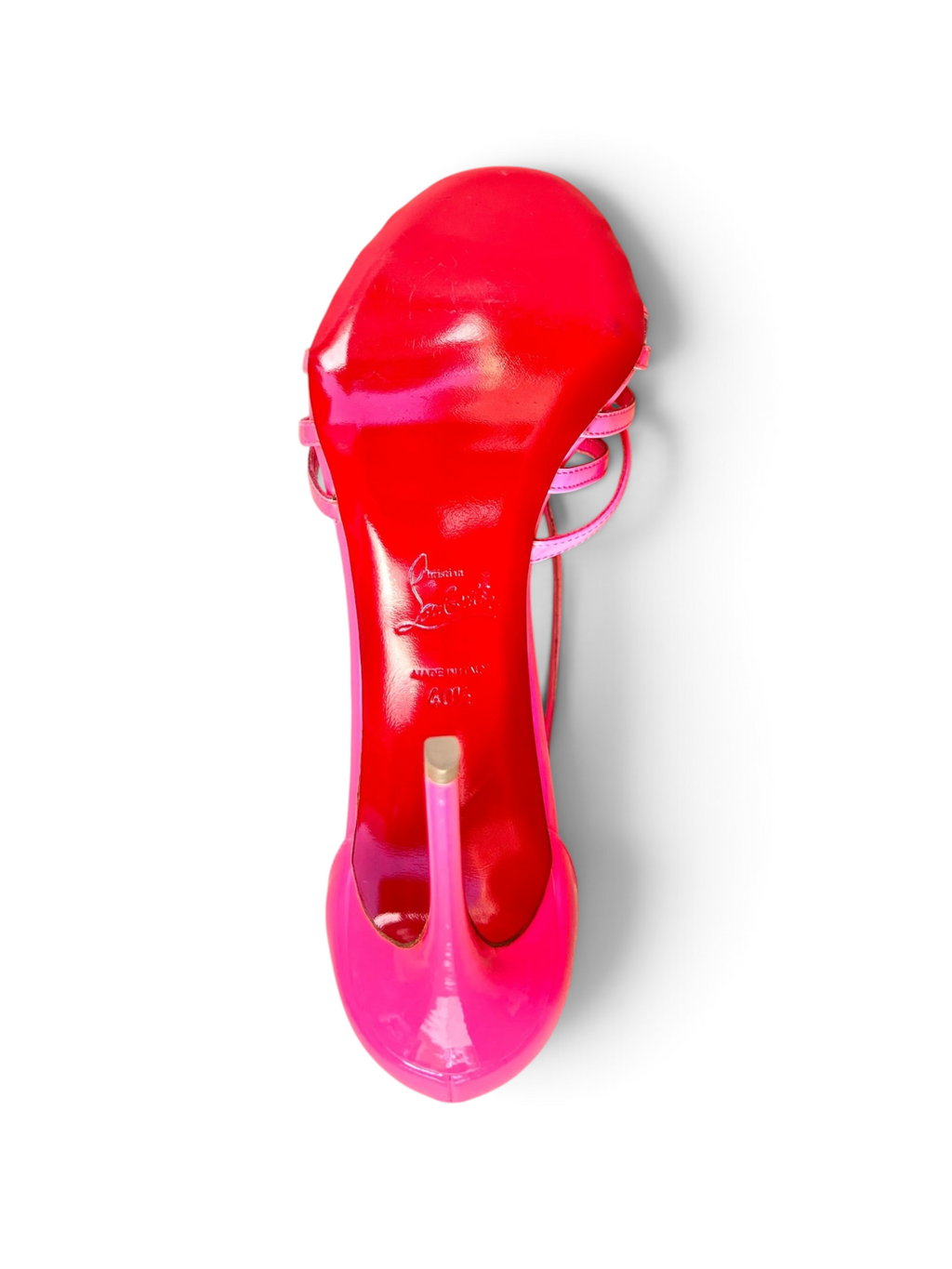 Sandalo con tacco Christian Louboutin di shapemilano in vernice rosa neon con iconica suola rossa e listini intrecciati