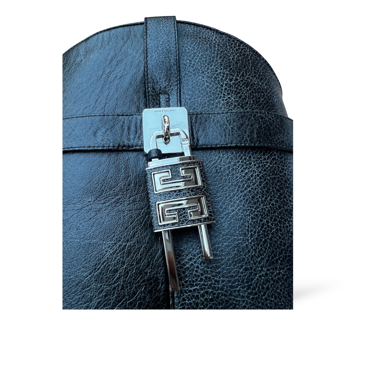 Dettaglio del lucchetto metallico con logo Givenchy su stivali alti in pelle nera granulata di shapemilano