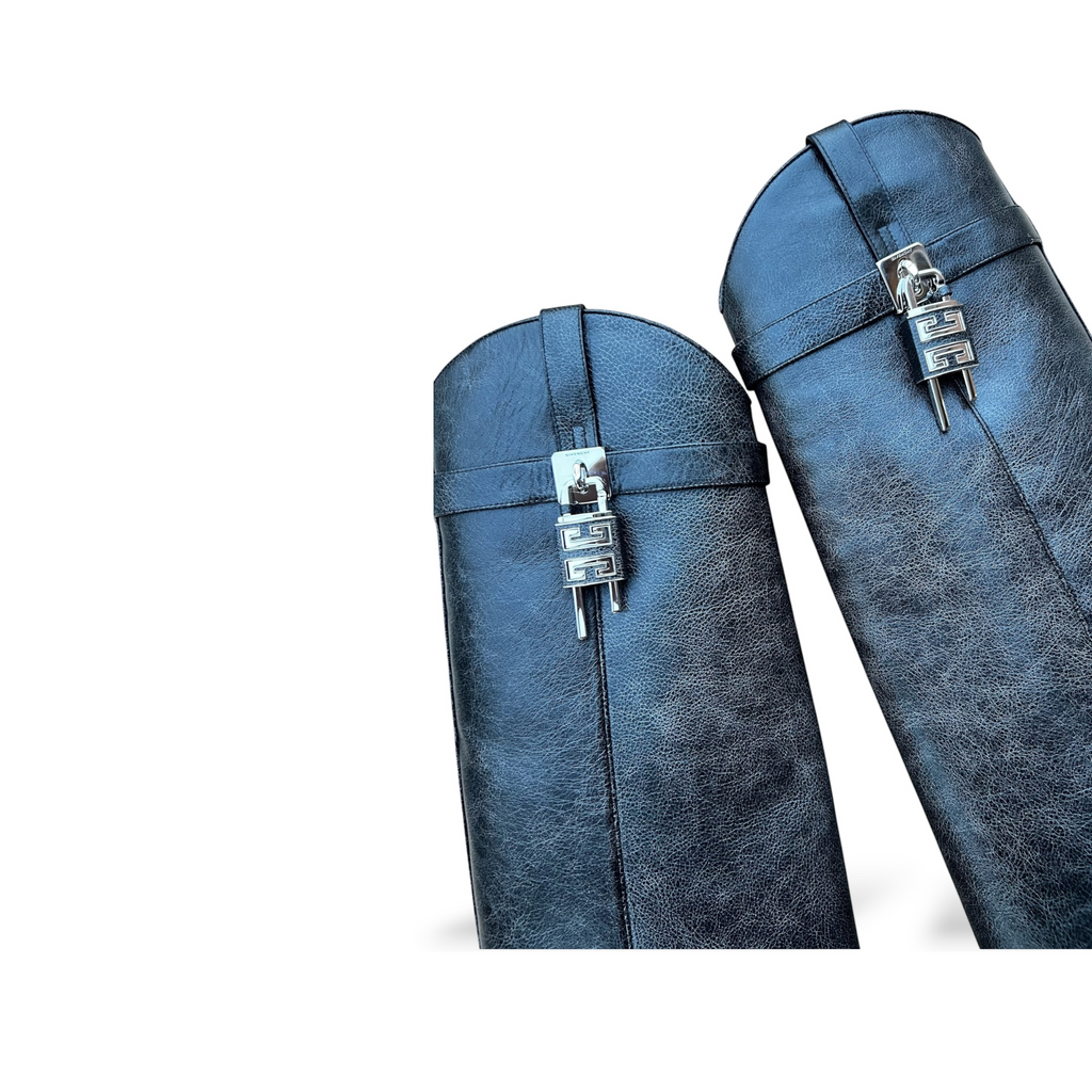 Stivali alti shapemilano Givenchy in pelle nera granulata con iconico lucchetto metallico argentato e logo inciso