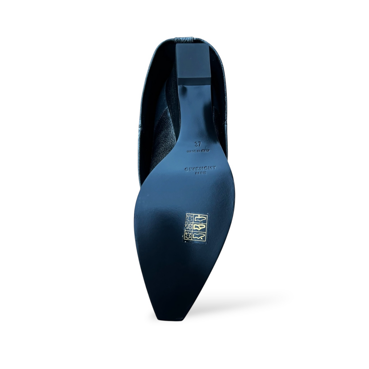 Suola in pelle nera di stivali alti shapemilano Givenchy con logo inciso e tag Made in Italy